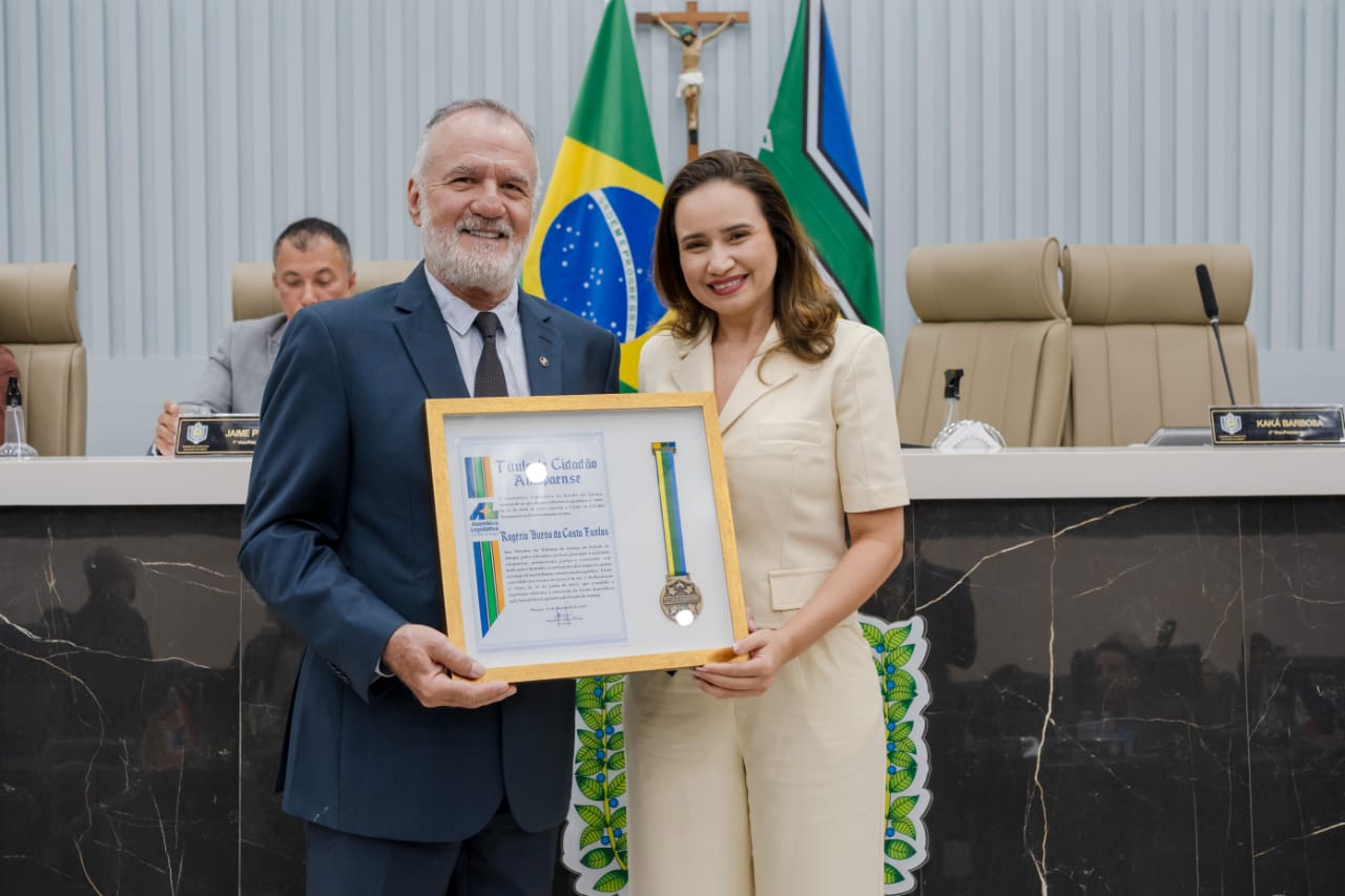 Parlamentares prestam homenagem a diversas autoridades civis e militare